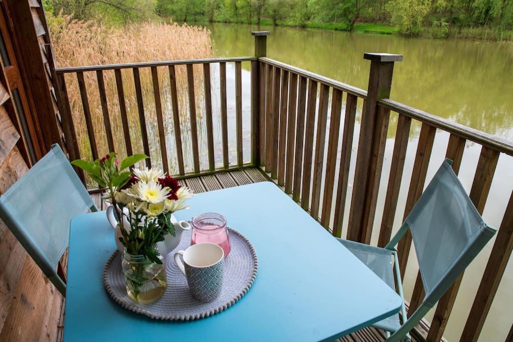 Lakeside Cabin On Stilts- 'Kingfisher' Villa Rous Lench Exterior photo